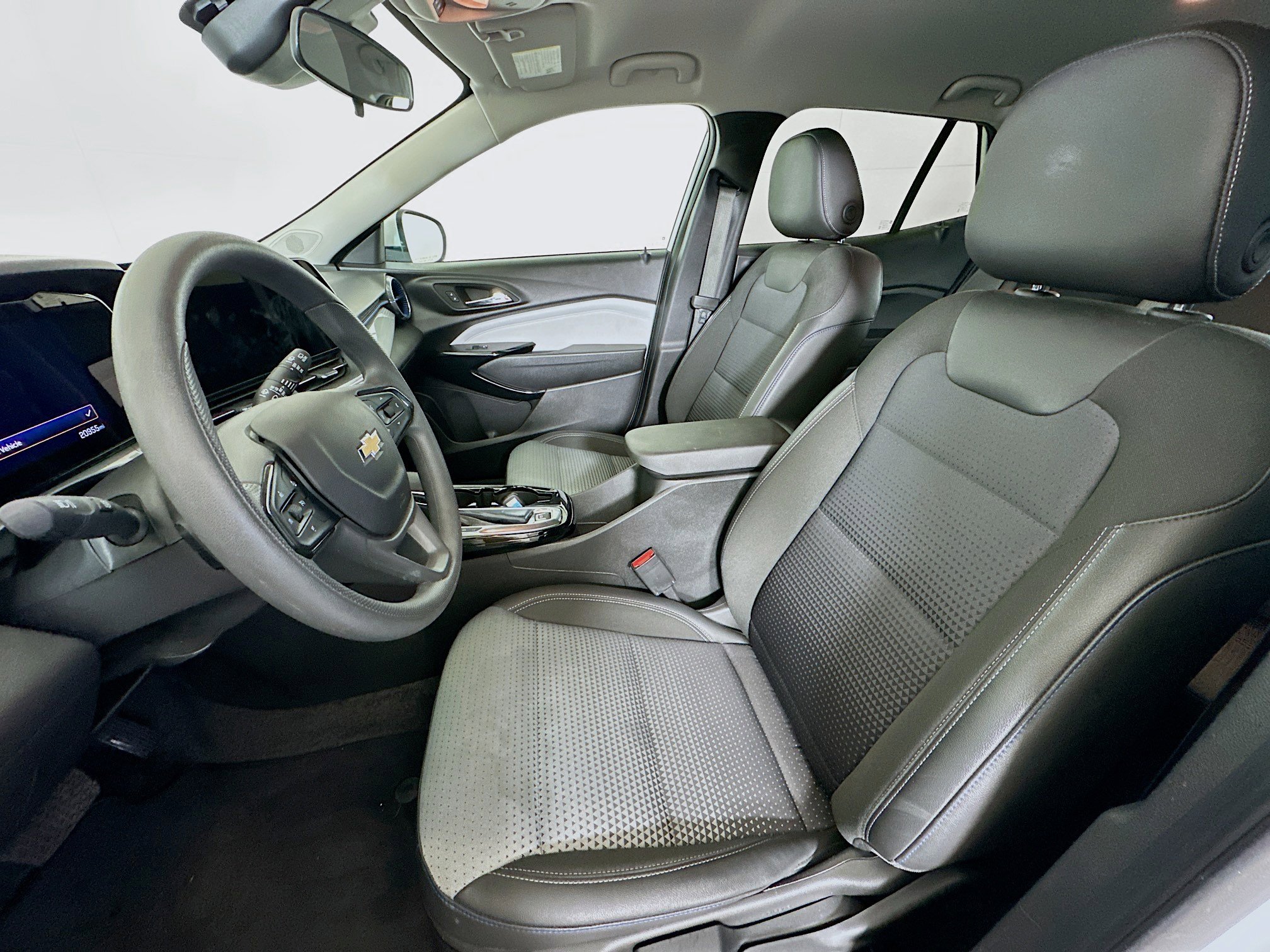 Used 2025 Chevrolet Trax LT image 13