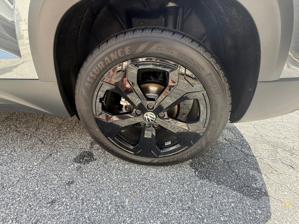 New 2025 Volkswagen Taos SEL image 22