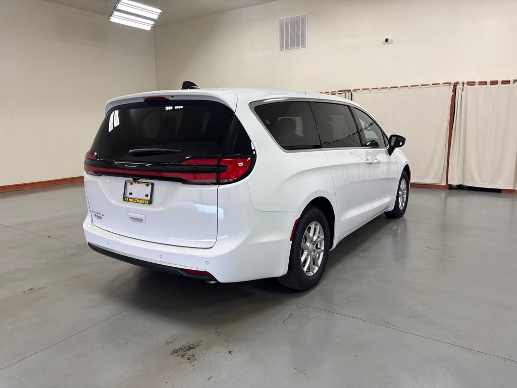 New 2027 Chrysler Pacifica Select w/ Family Tech Group FWD image 8