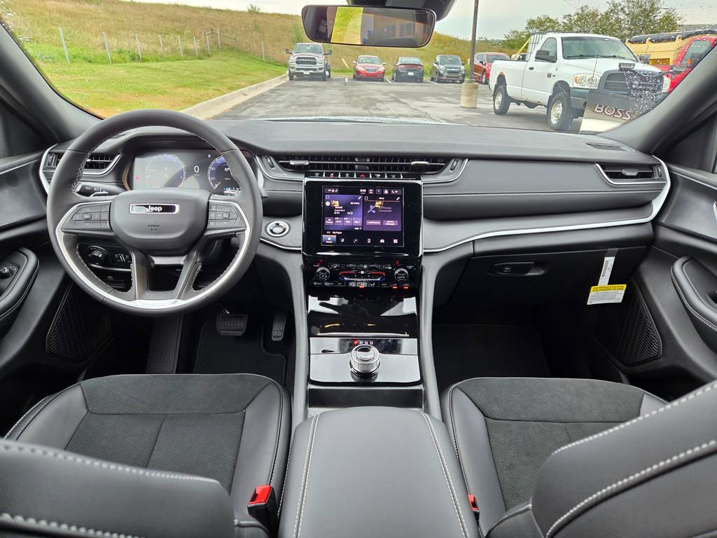 New 2025 Jeep Grand Cherokee L Laredo image 14