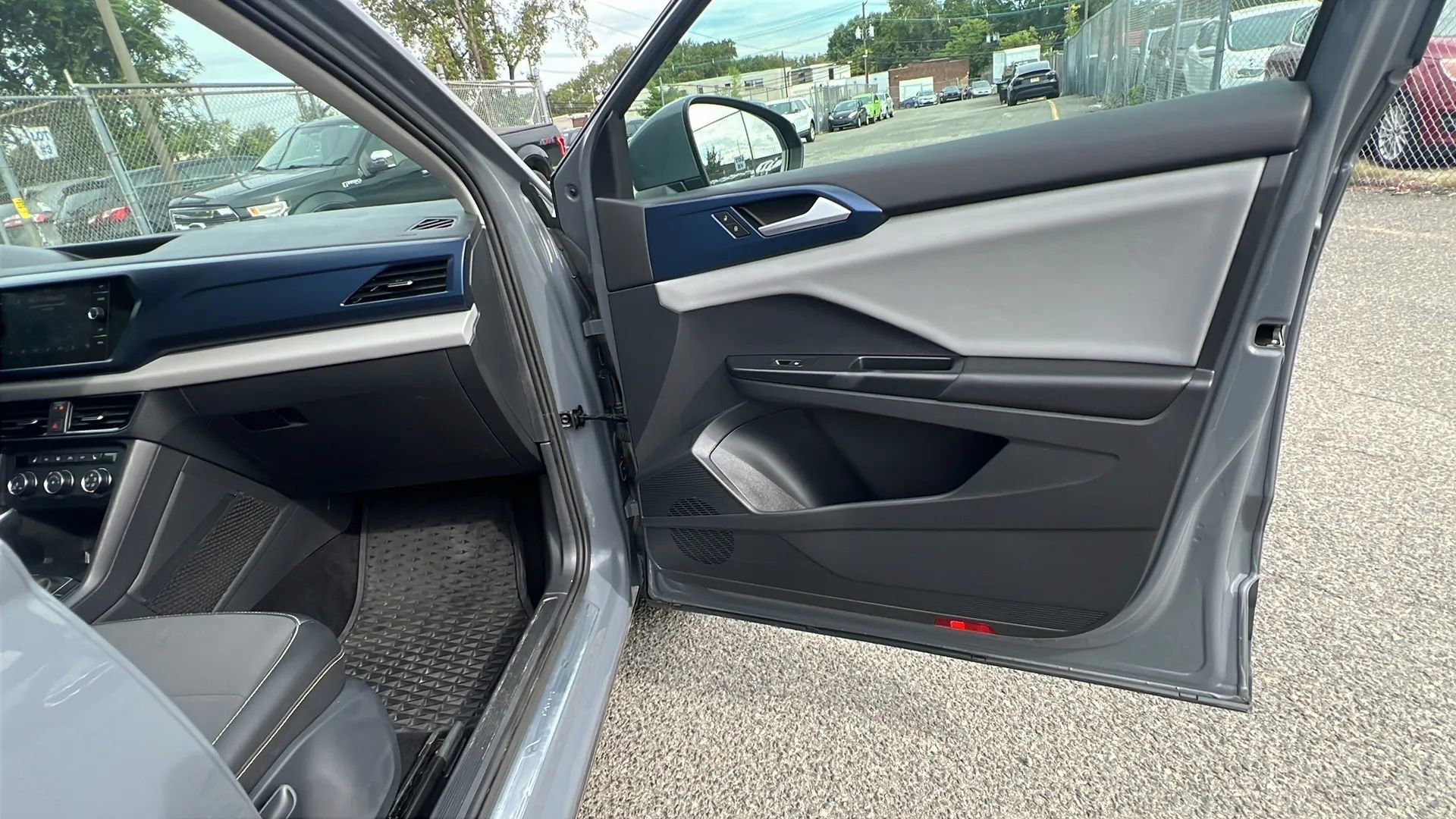 Used 2022 Volkswagen Taos SE image 29