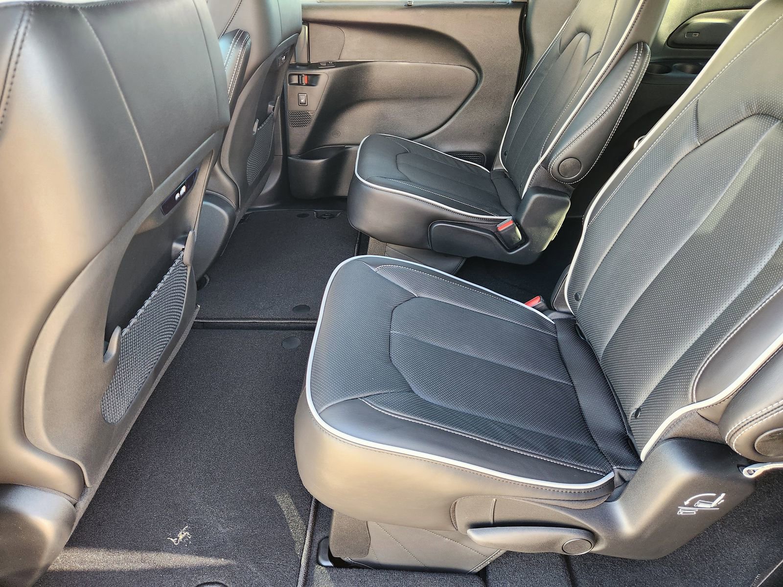 New 2026 Chrysler Pacifica Limited image 22