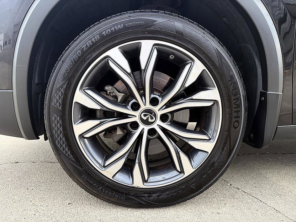 Used 2017 INFINITI QX30 Premium w/ Cargo Package AWD/4WD image 10