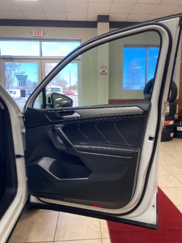 Used 2023 Volkswagen Tiguan SE w/ Panoramic Sunroof Package FWD image 13