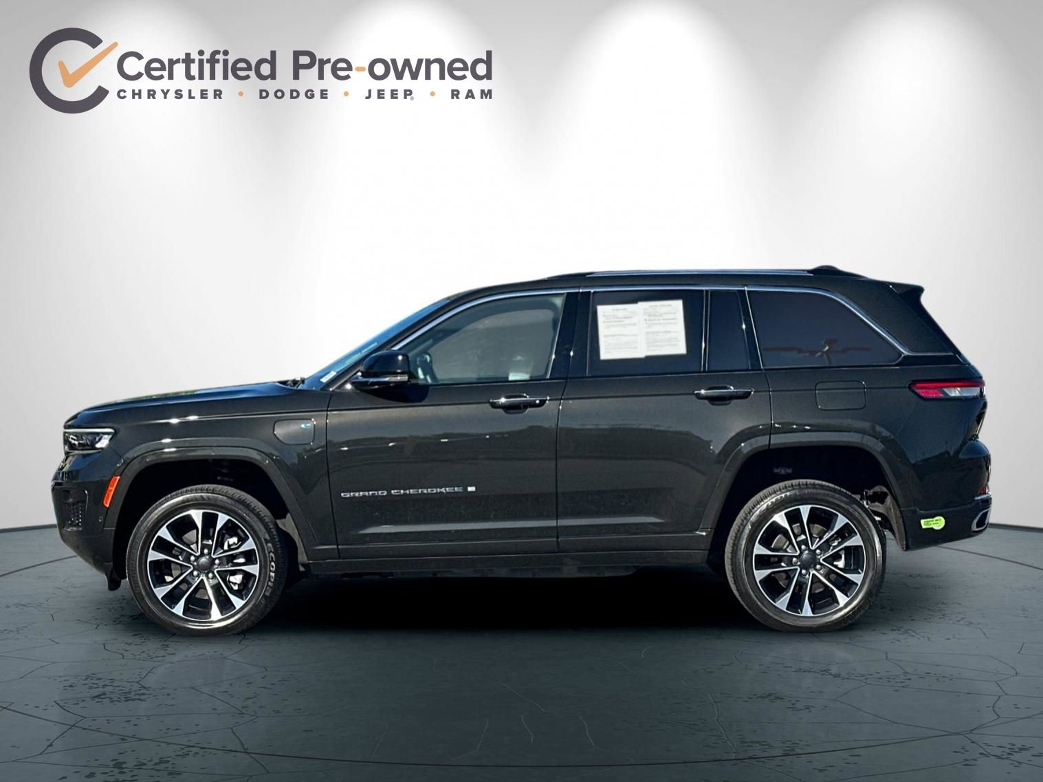 Used 2023 Jeep Grand Cherokee Overland w/ Advanced Protech Group III AWD/4WD image 7