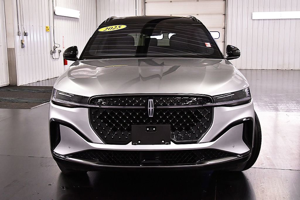 Used 2025 Lincoln Nautilus Reserve w/ Jet Appearance Package image 2