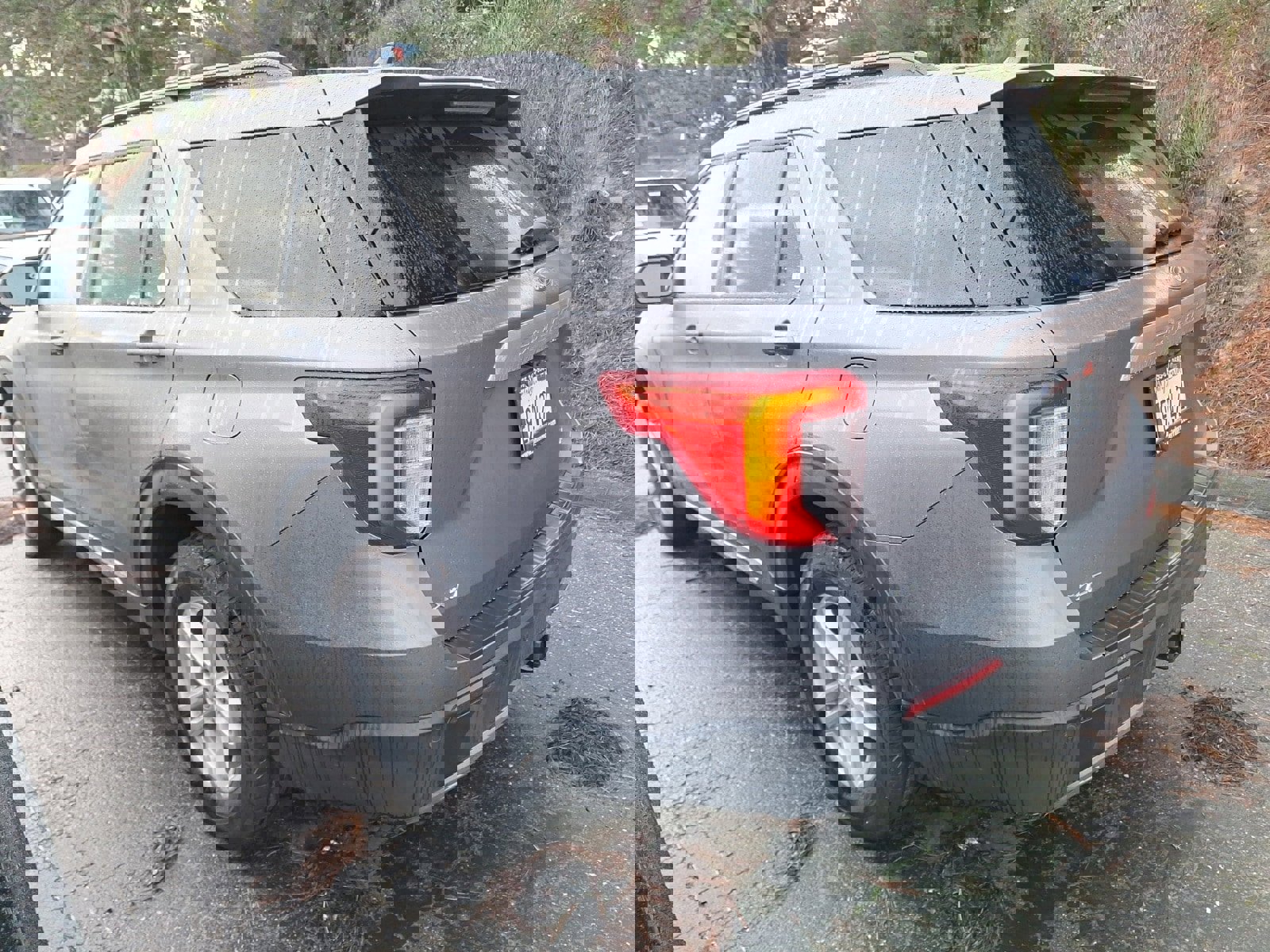 Used 2022 Ford Explorer XLT w/ Equipment Group 202A image 4