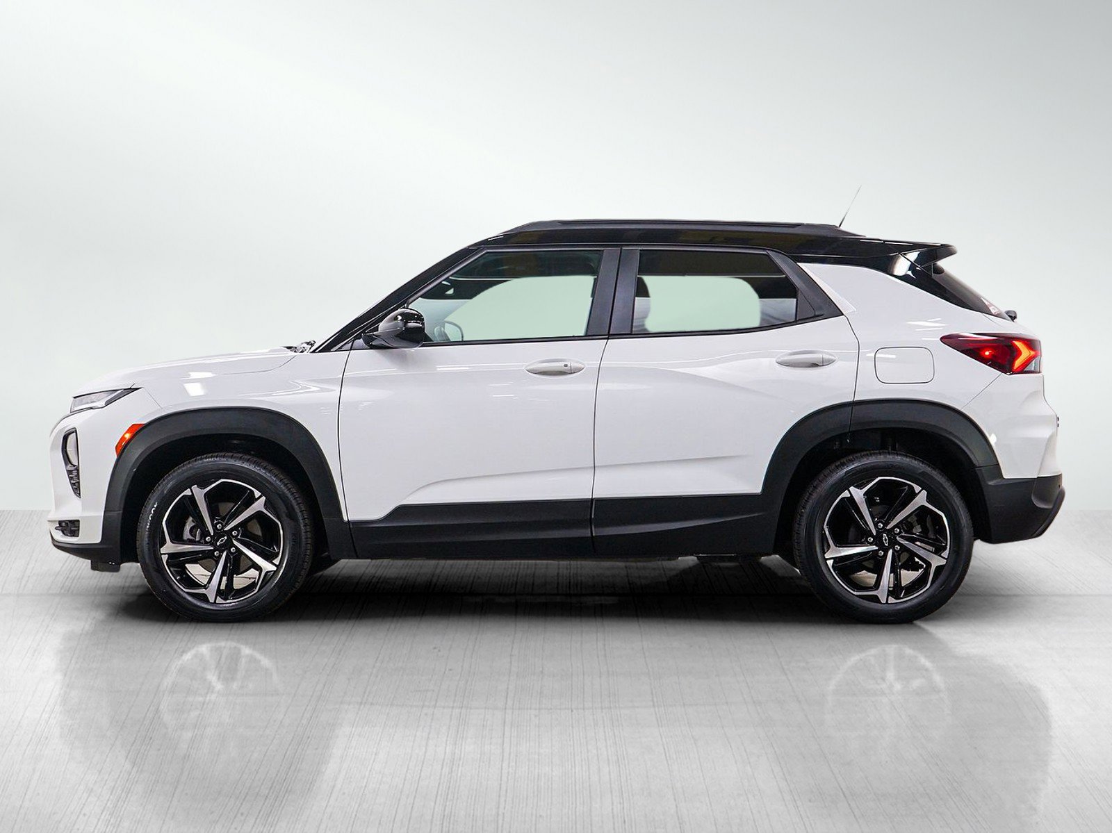 Used 2021 Chevrolet TrailBlazer RS w/ Sun and Liftgate Package AWD/4WD image 2