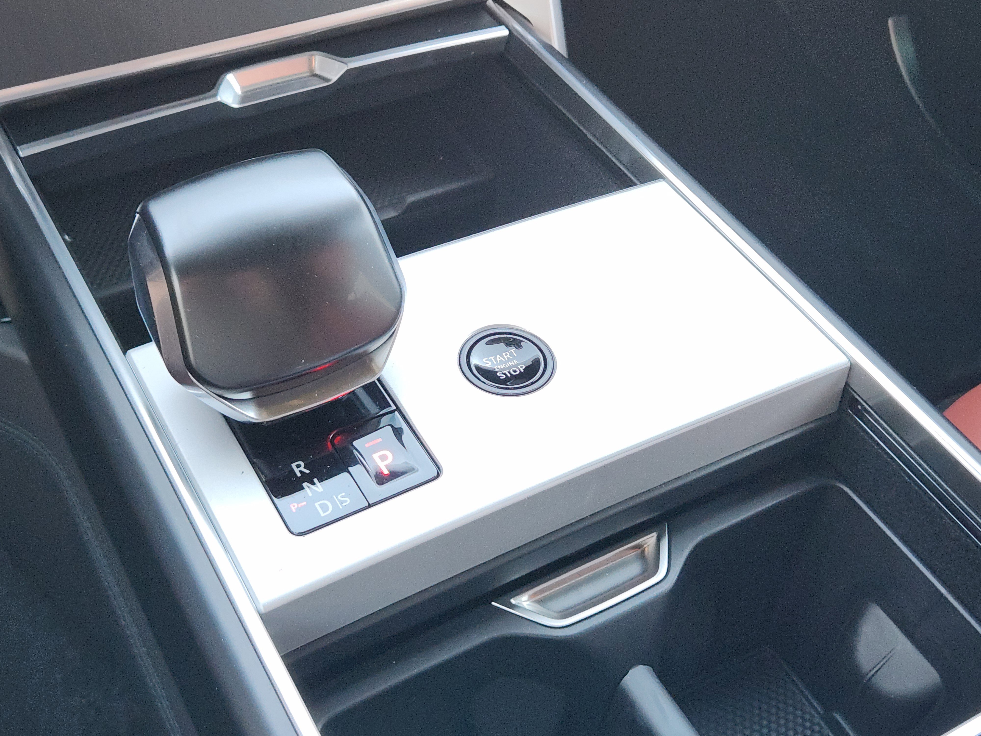 New 2025 Land Rover Range Rover SV image 20