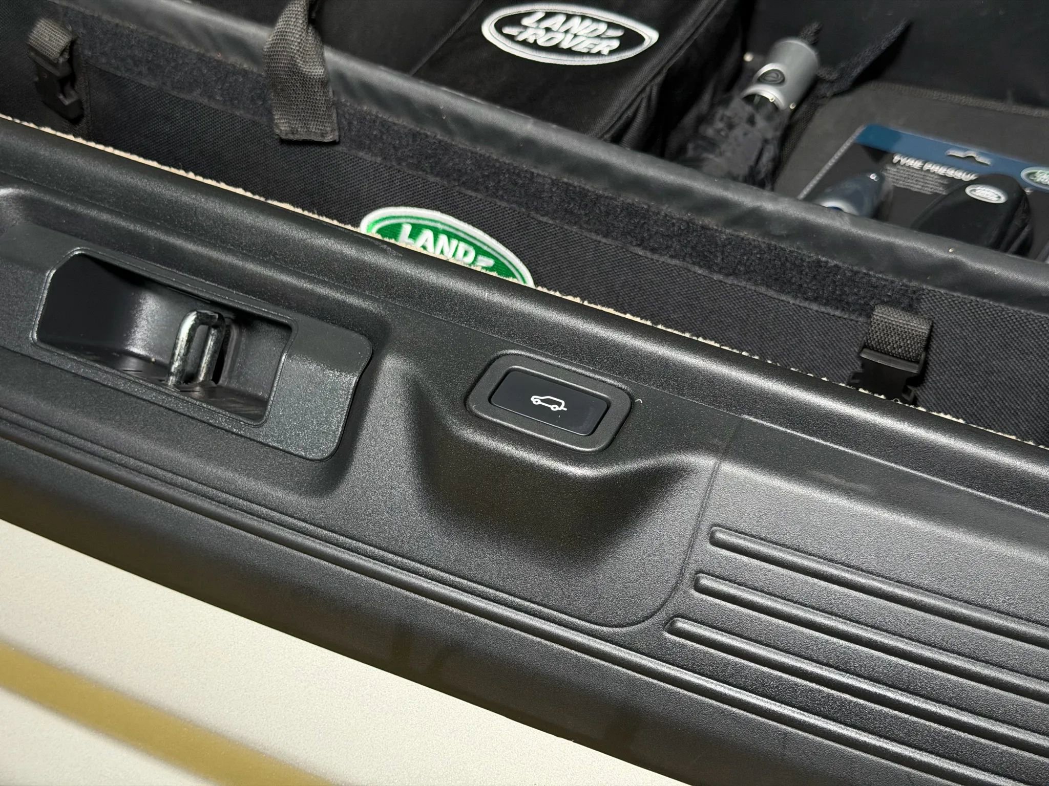 Used 2016 Land Rover Range Rover HSE image 18