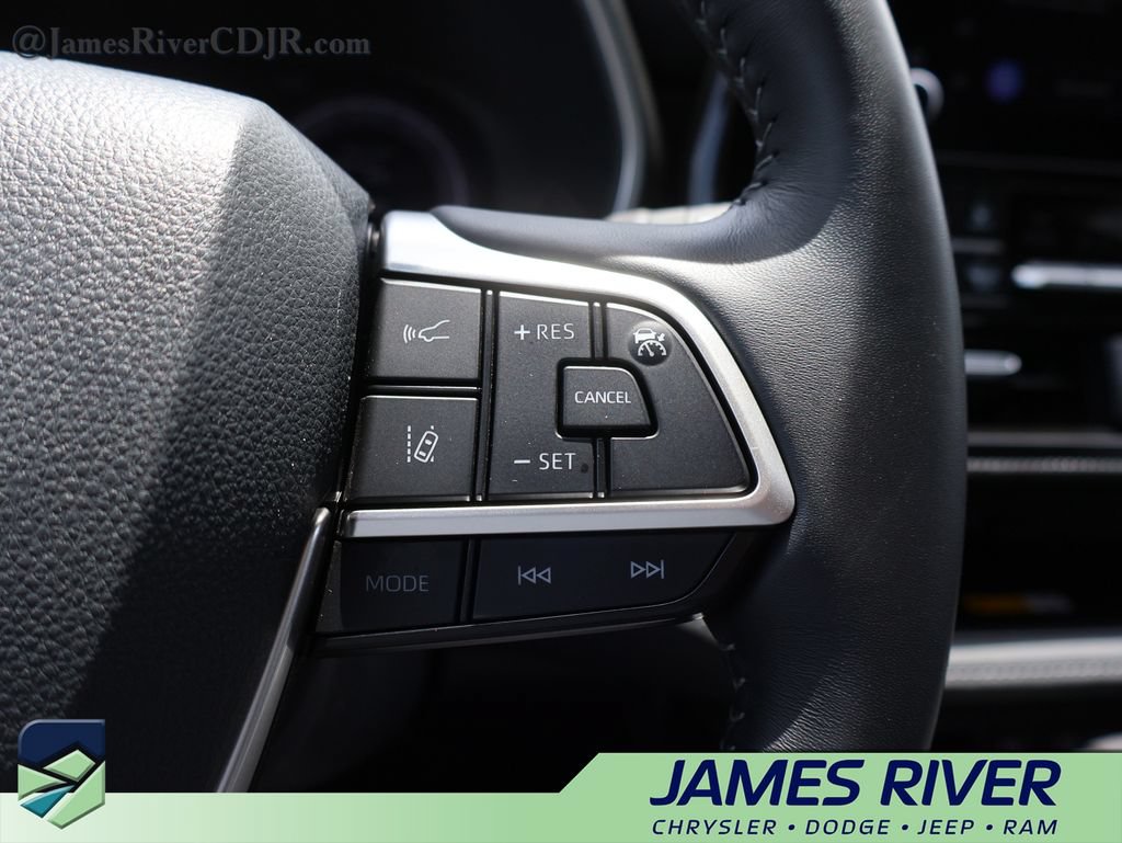Used 2025 Toyota Highlander XSE AWD/4WD image 30