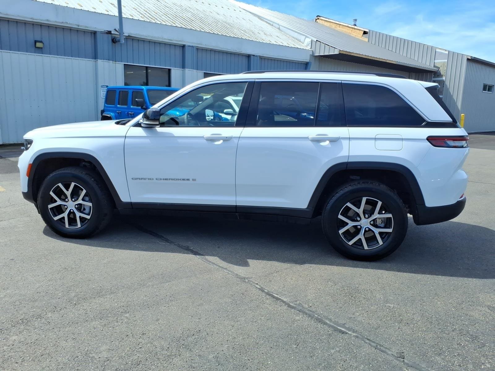 Used 2023 Jeep Grand Cherokee Limited AWD/4WD image 8
