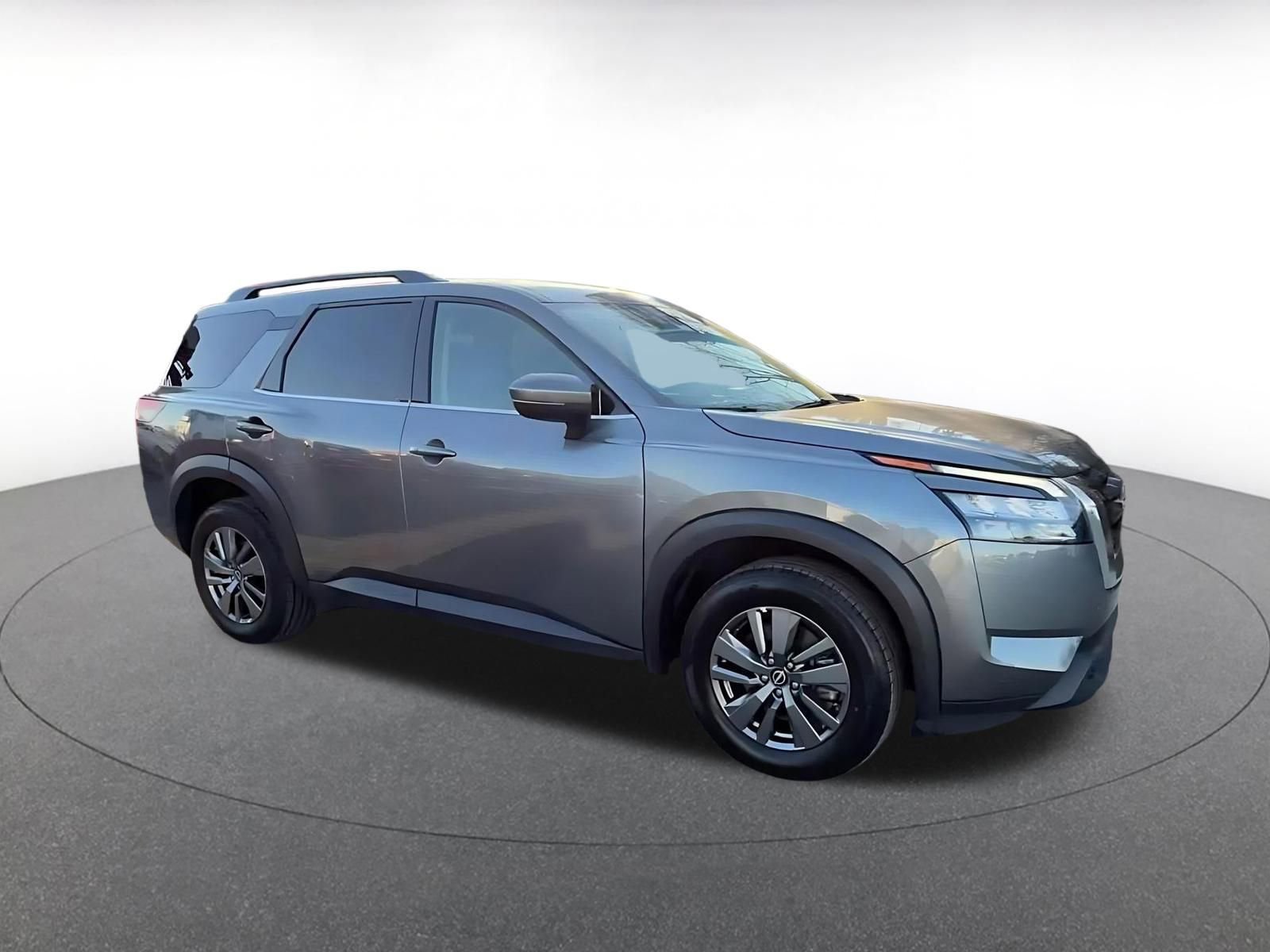 Used 2025 Nissan Pathfinder SV image 2