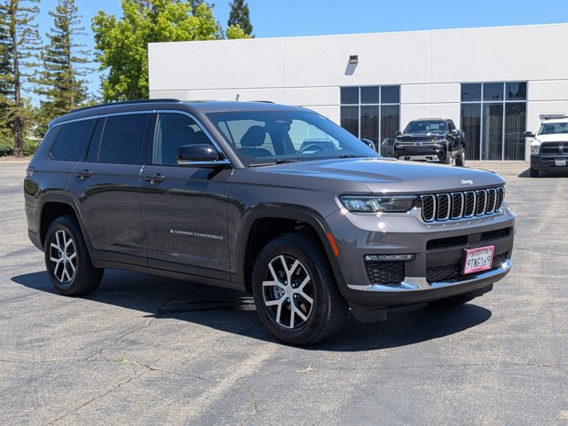 Used 2025 Jeep Grand Cherokee L Limited AWD/4WD image 3