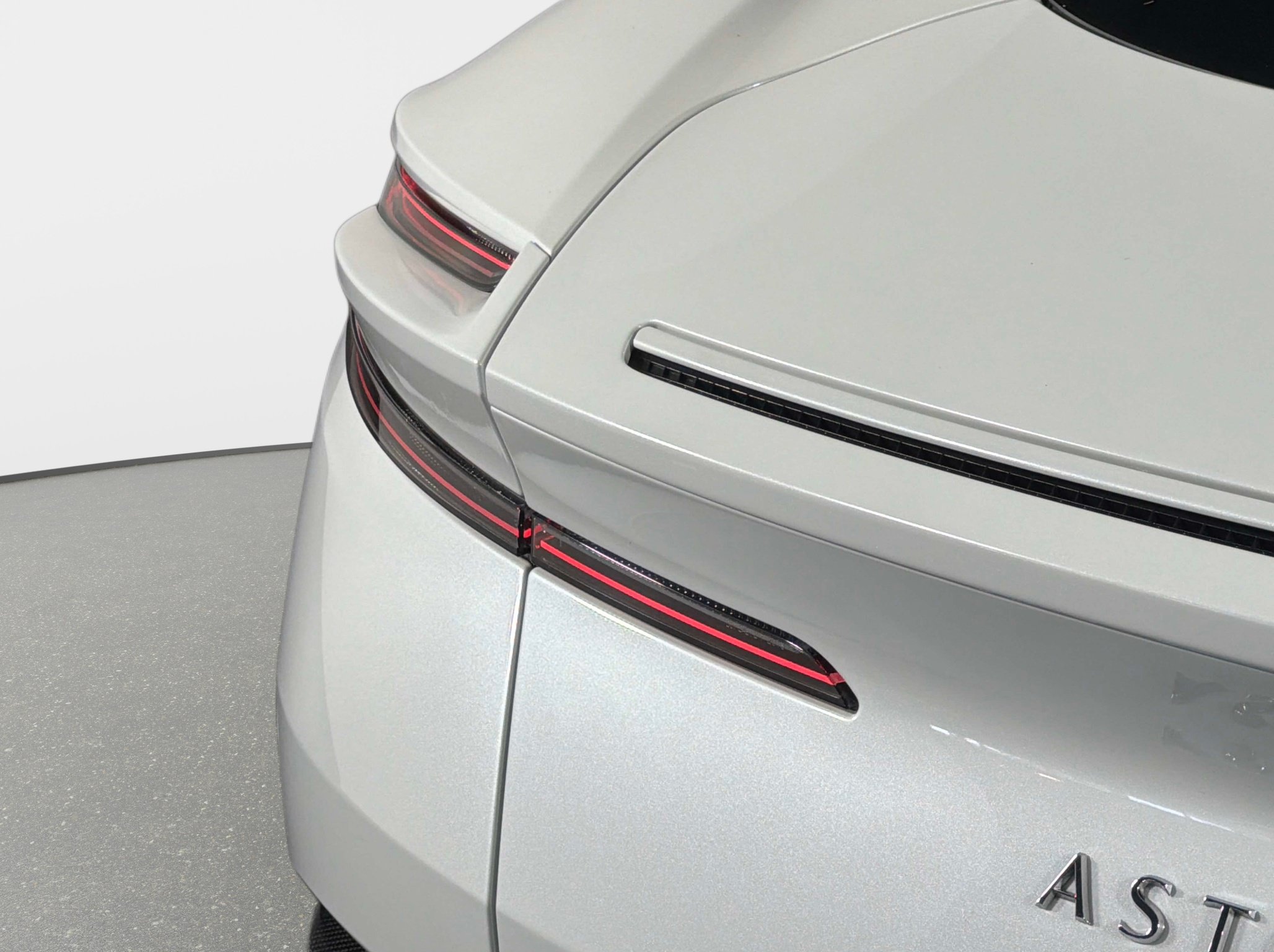 Used 2024 Aston Martin DB12 Coupe RWD image 9