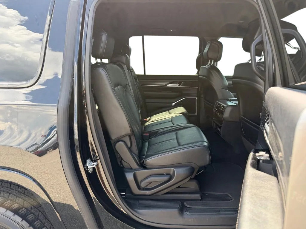 Used 2024 Jeep Wagoneer L Series II w/ Flexible Seating Group AWD/4WD image 31