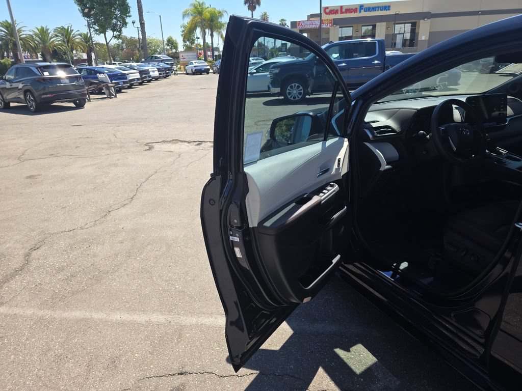 Used 2021 Toyota Sienna Platinum FWD image 10
