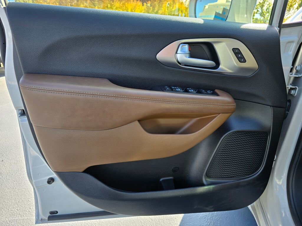 Used 2017 Chrysler Pacifica Limited image 21