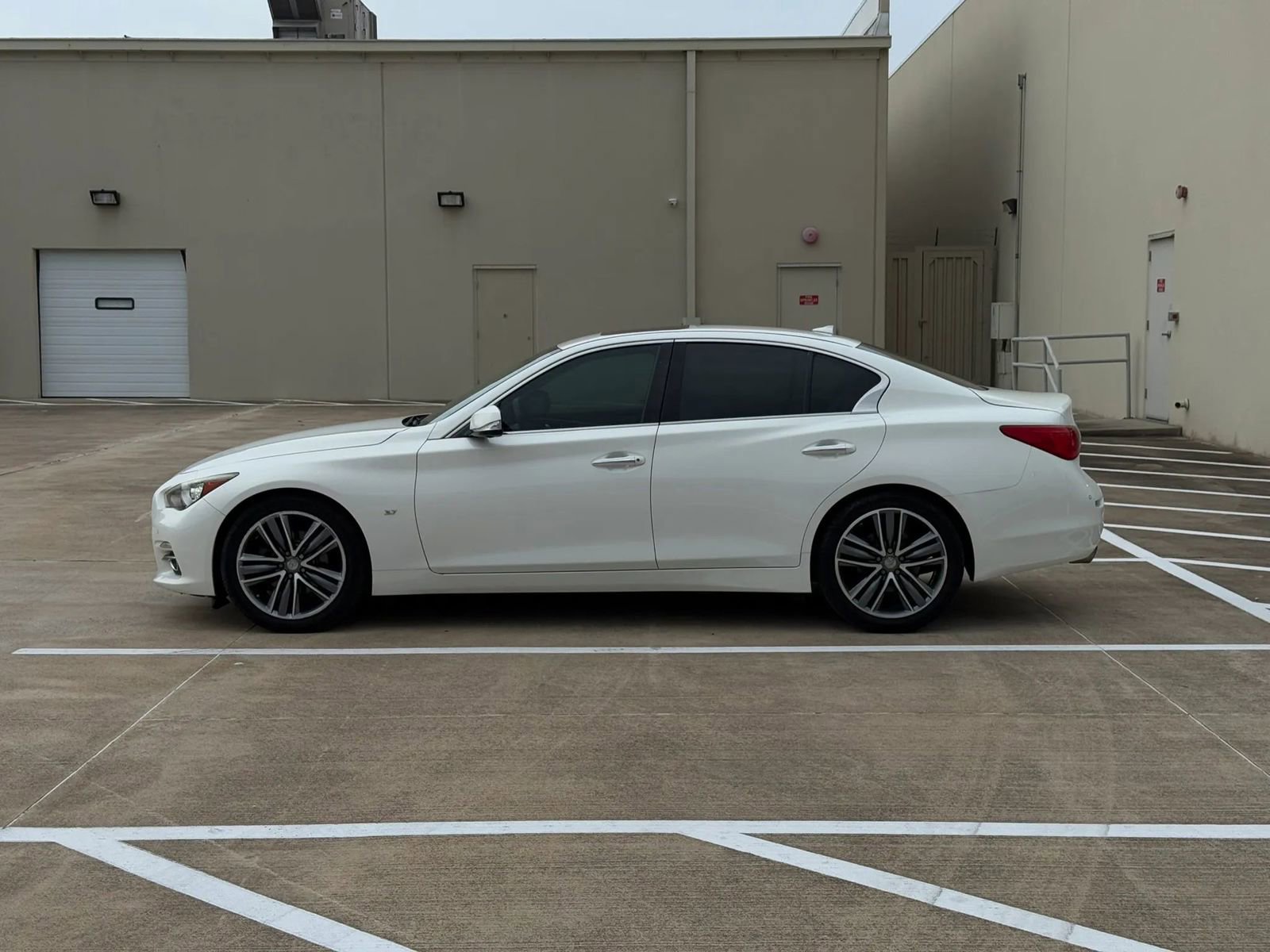 Used 2015 INFINITI Q50 Premium w/ Technology Package RWD image 4