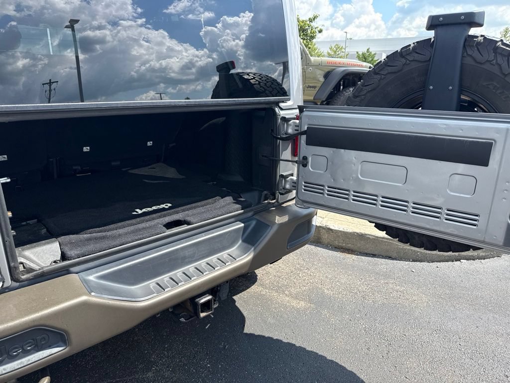 Used 2017 Jeep Wrangler Unlimited Sahara AWD/4WD image 11