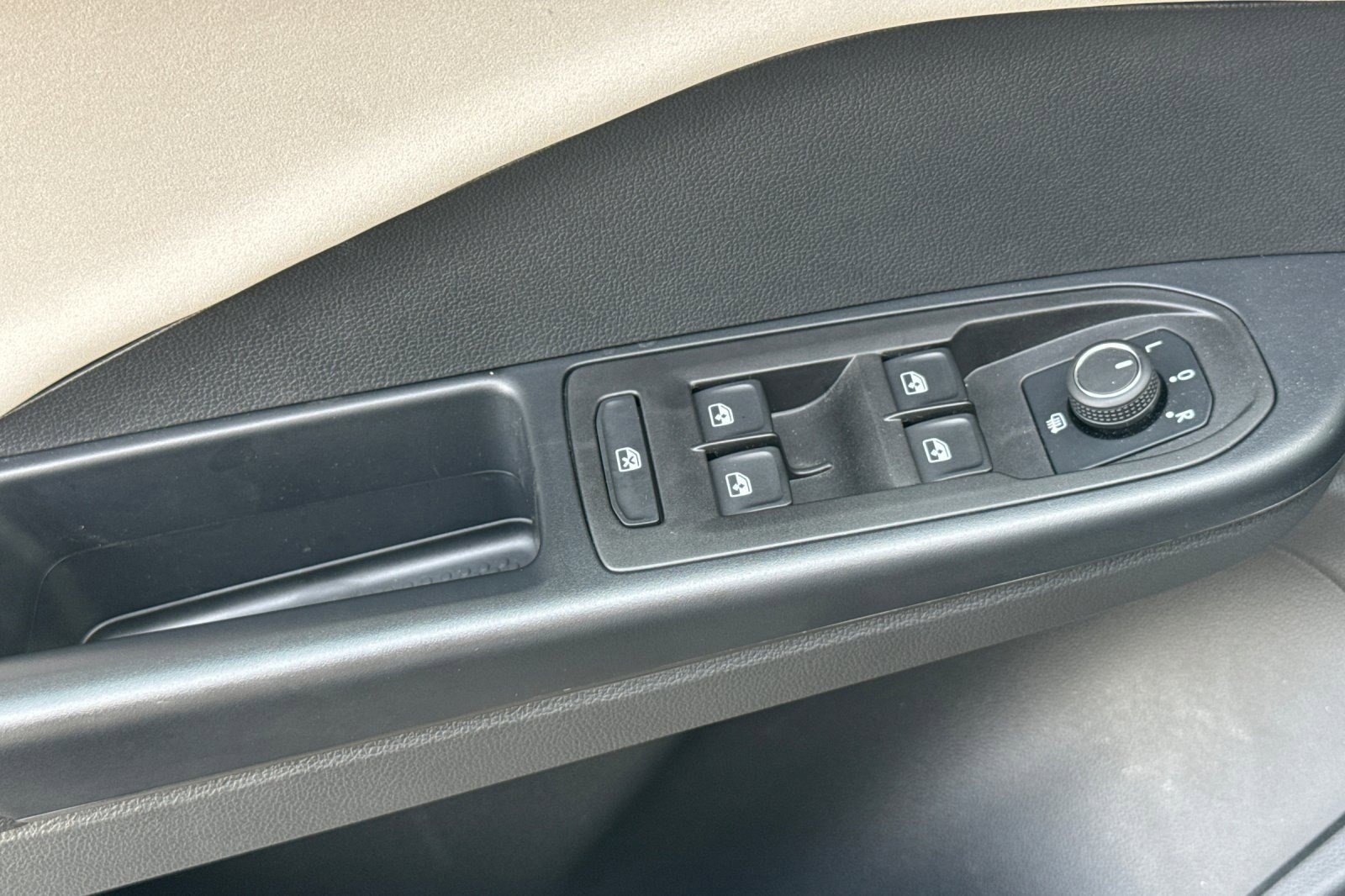 Used 2025 Volkswagen Taos SE w/ Panoramic Sunroof Package image 13