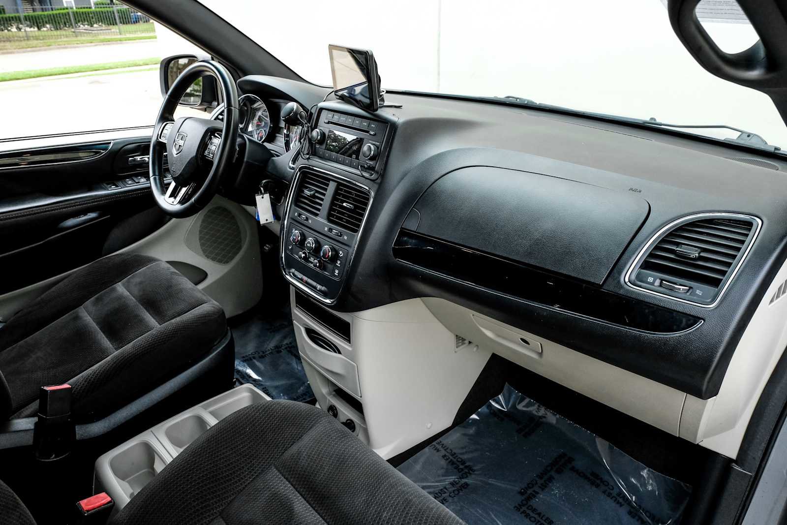 Used 2016 Dodge Grand Caravan SE image 15