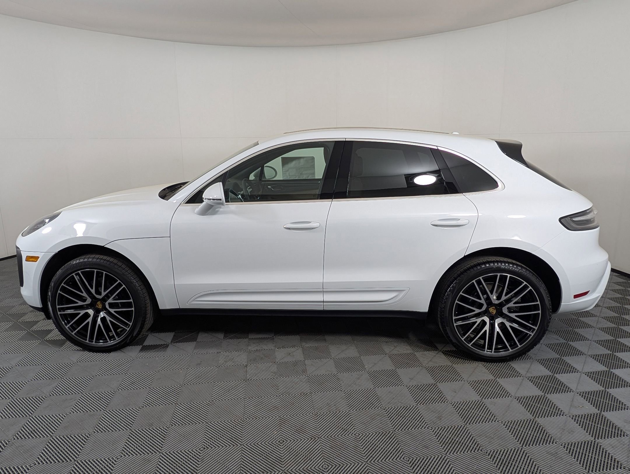 Certified 2025 Porsche Macan image 2