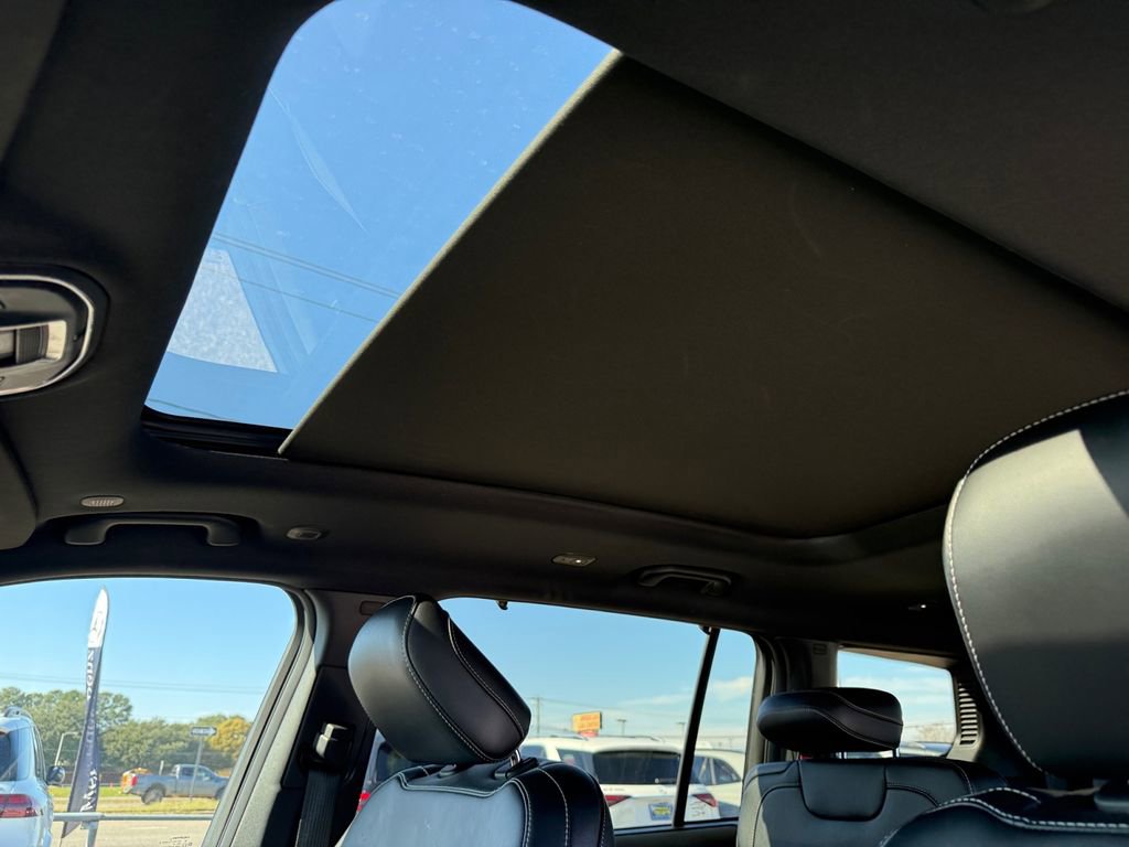 Used 2025 Jeep Grand Cherokee L Limited w/ Luxury Tech Group II image 15