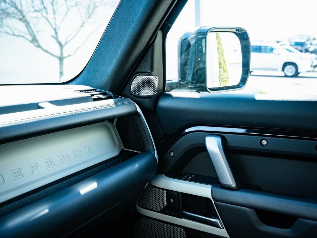 Used 2023 Land Rover Defender 130 X-Dynamic SE image 37
