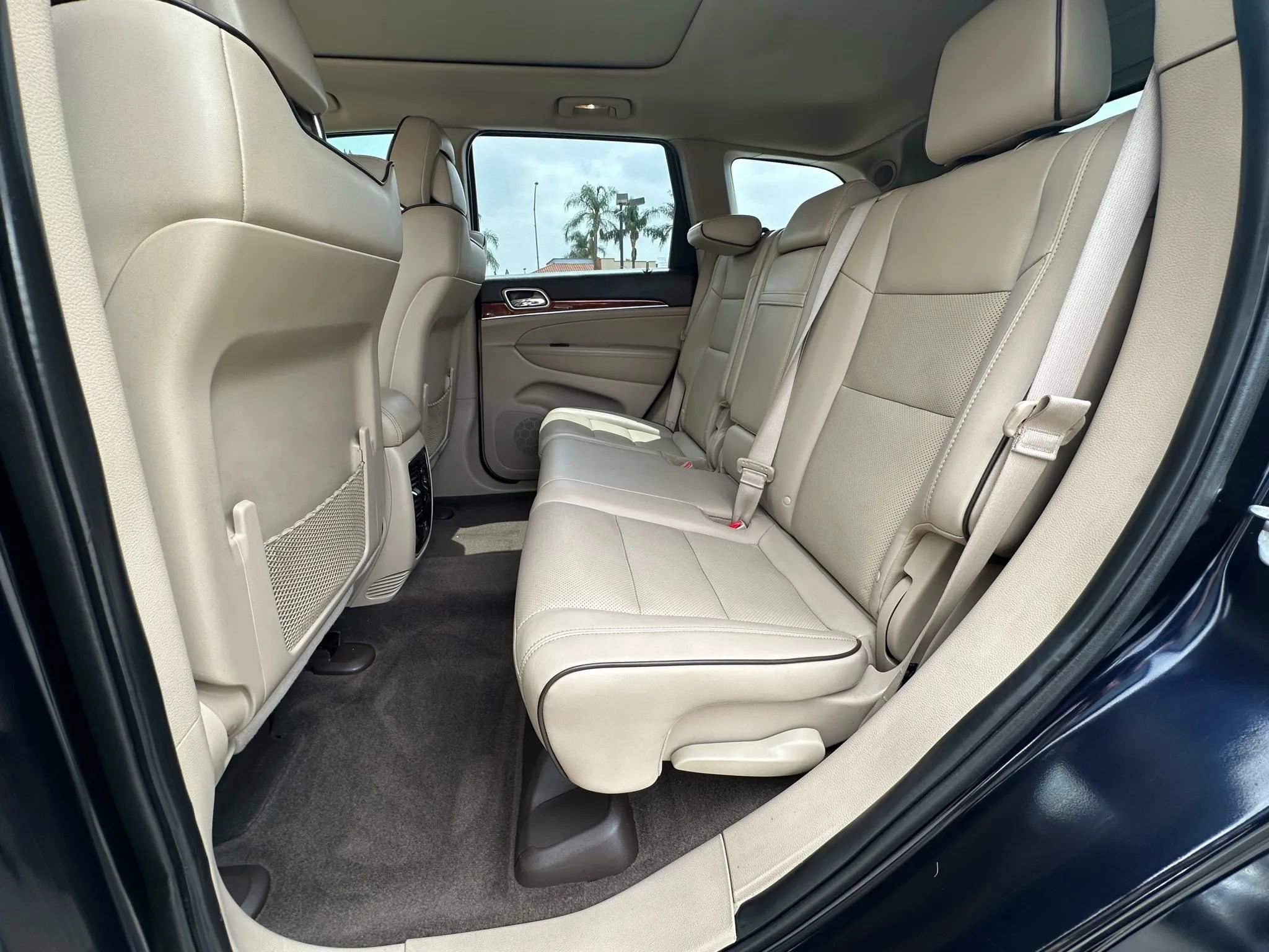 Used 2011 Jeep Grand Cherokee Overland w/ Trailer Tow Group IV image 16