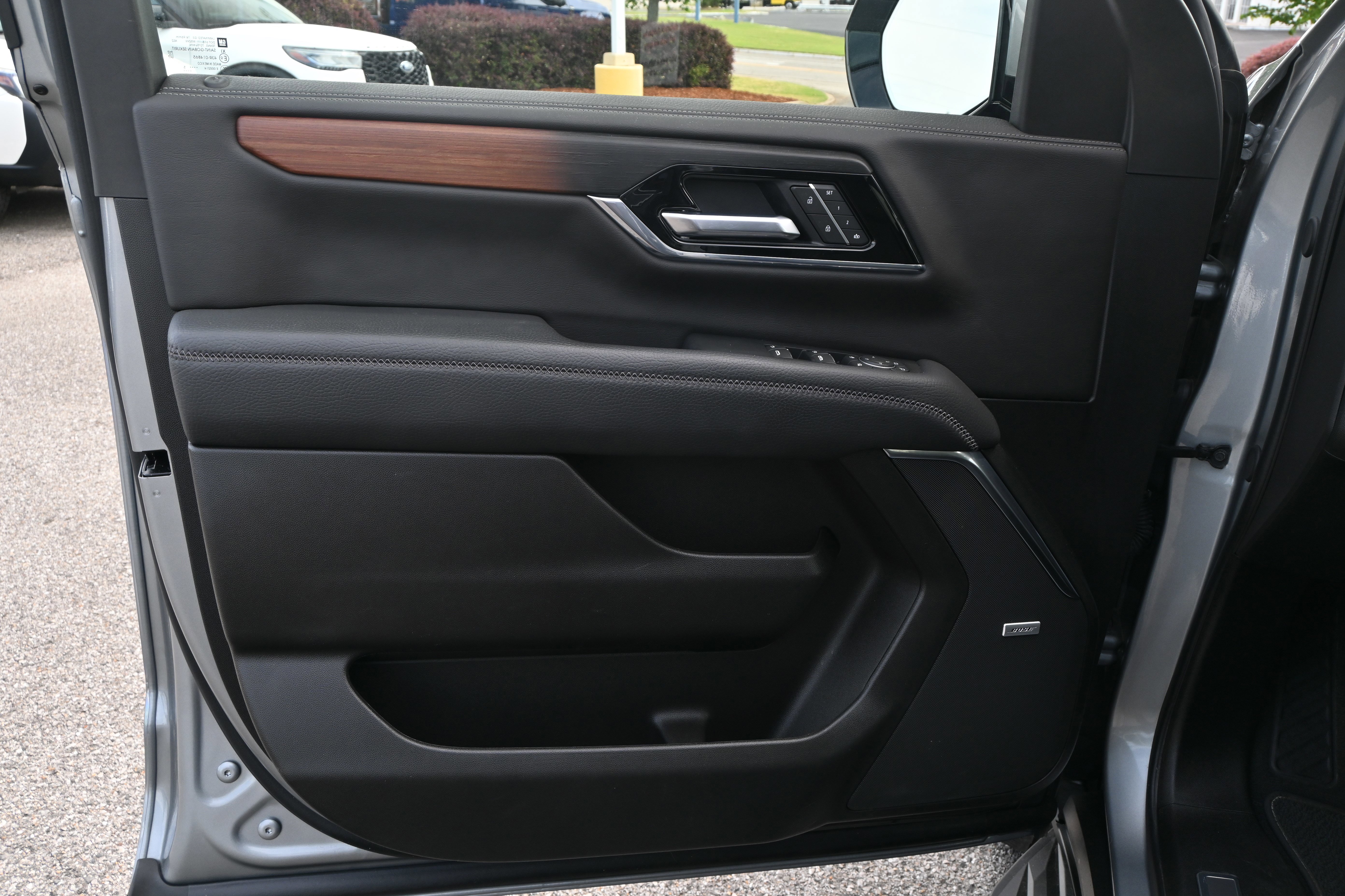 Used 2025 GMC Yukon Denali AWD/4WD image 14