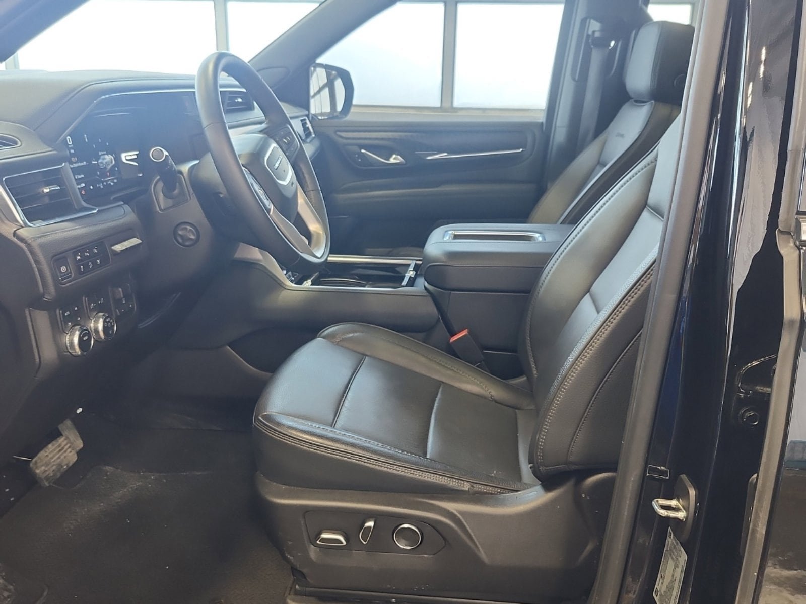 Used 2024 GMC Yukon Denali w/ Advanced Technology Package AWD/4WD image 9