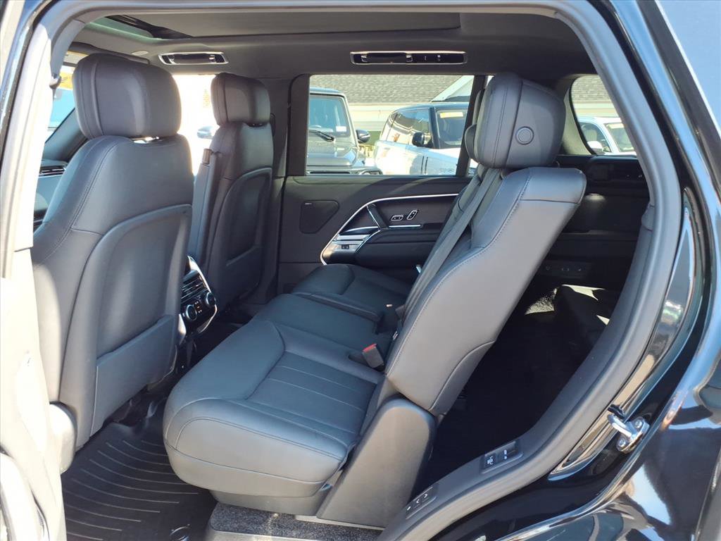 Used 2025 Land Rover Range Rover Long Wheelbase SE image 12
