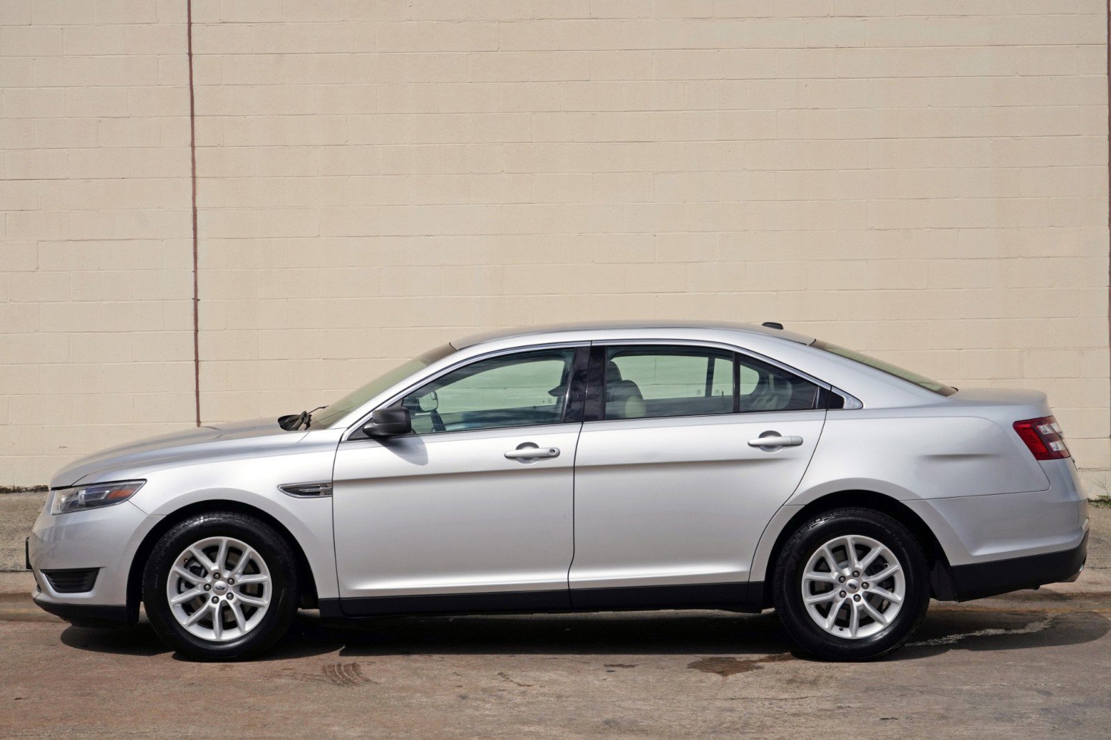 Used 2015 Ford Taurus SE FWD image 39