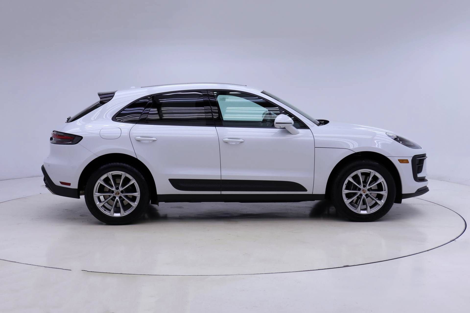 Used 2025 Porsche Macan AWD/4WD image 11