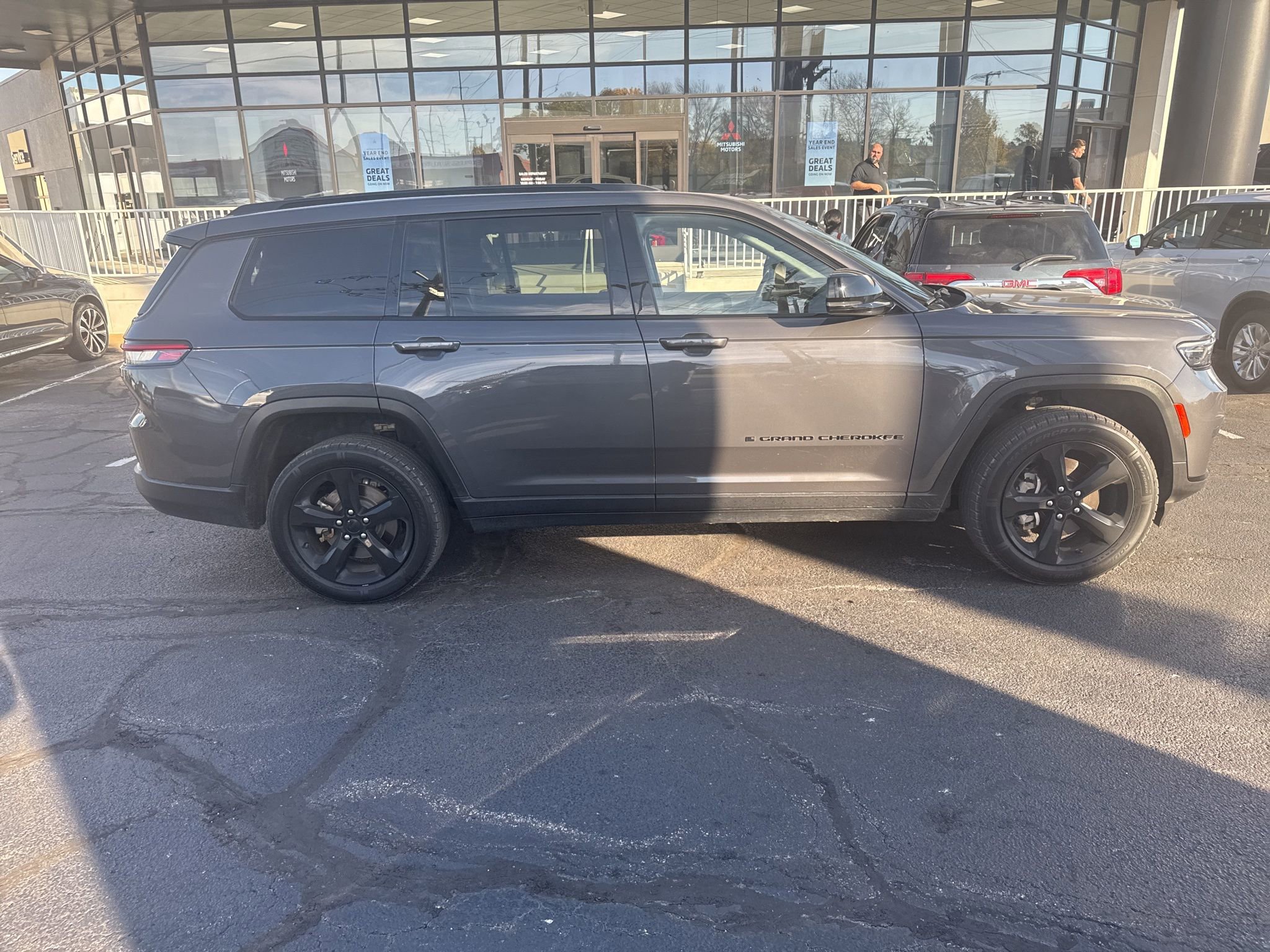 Used 2022 Jeep Grand Cherokee L Laredo image 3