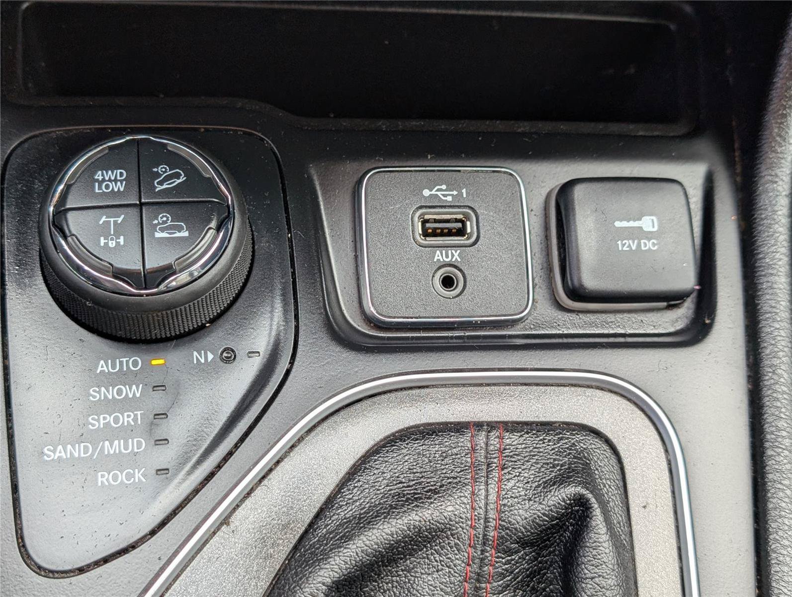 Used 2022 Jeep Cherokee Trailhawk AWD/4WD image 23