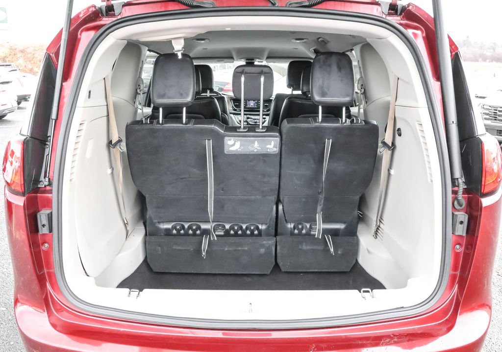 Used 2017 Chrysler Pacifica Touring-L image 28