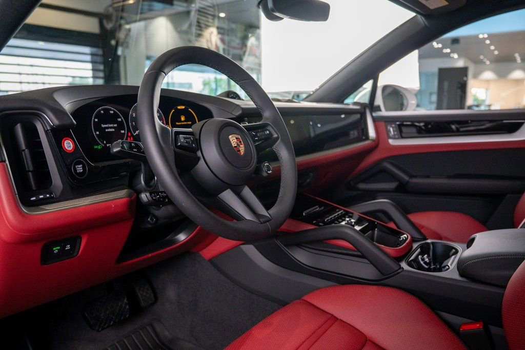 New 2025 Porsche Cayenne Coupe image 4