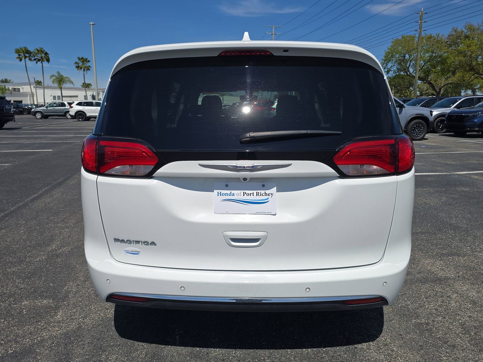 Used 2020 Chrysler Pacifica Touring image 4