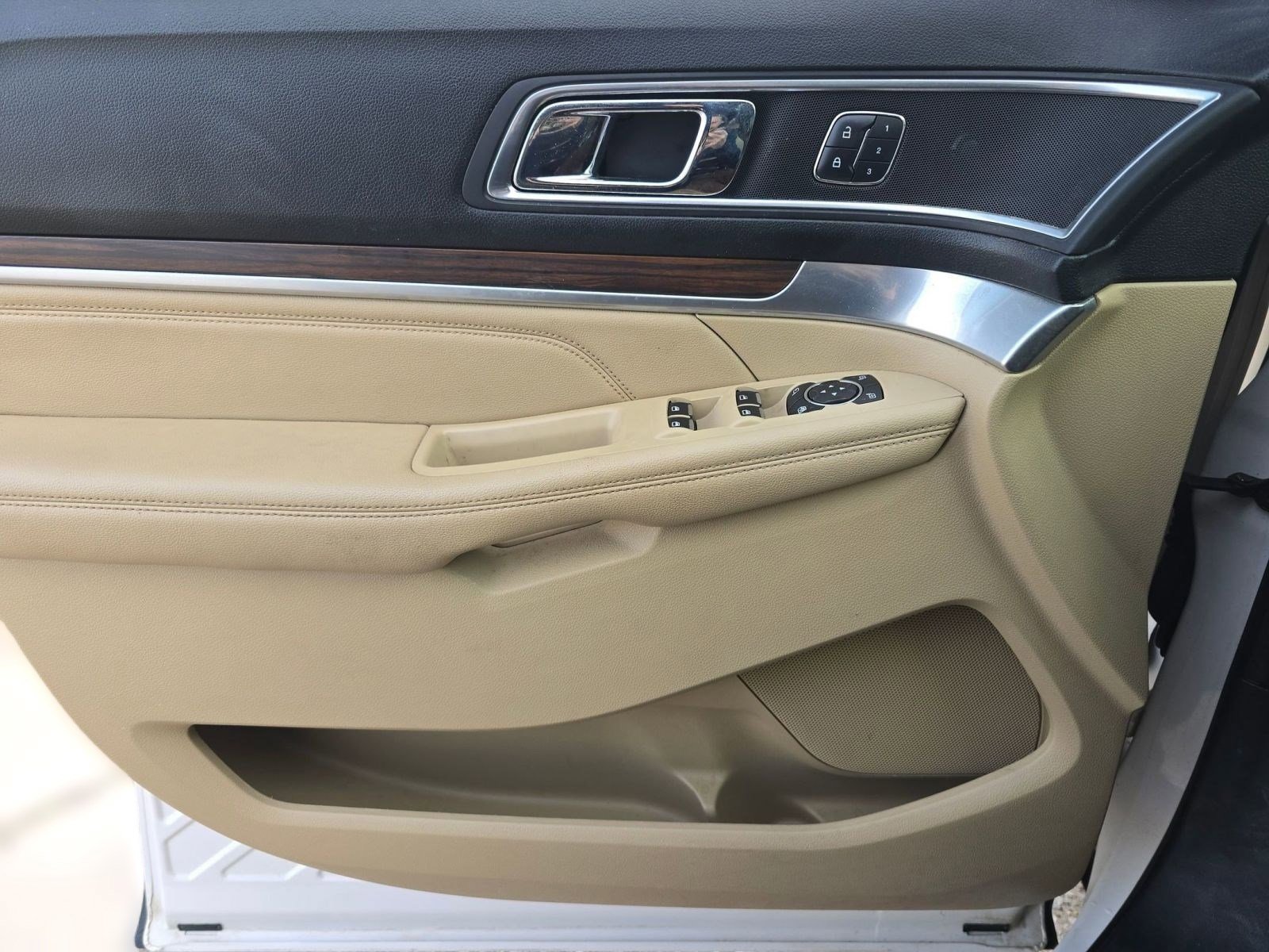 Used 2017 Ford Explorer Limited image 11