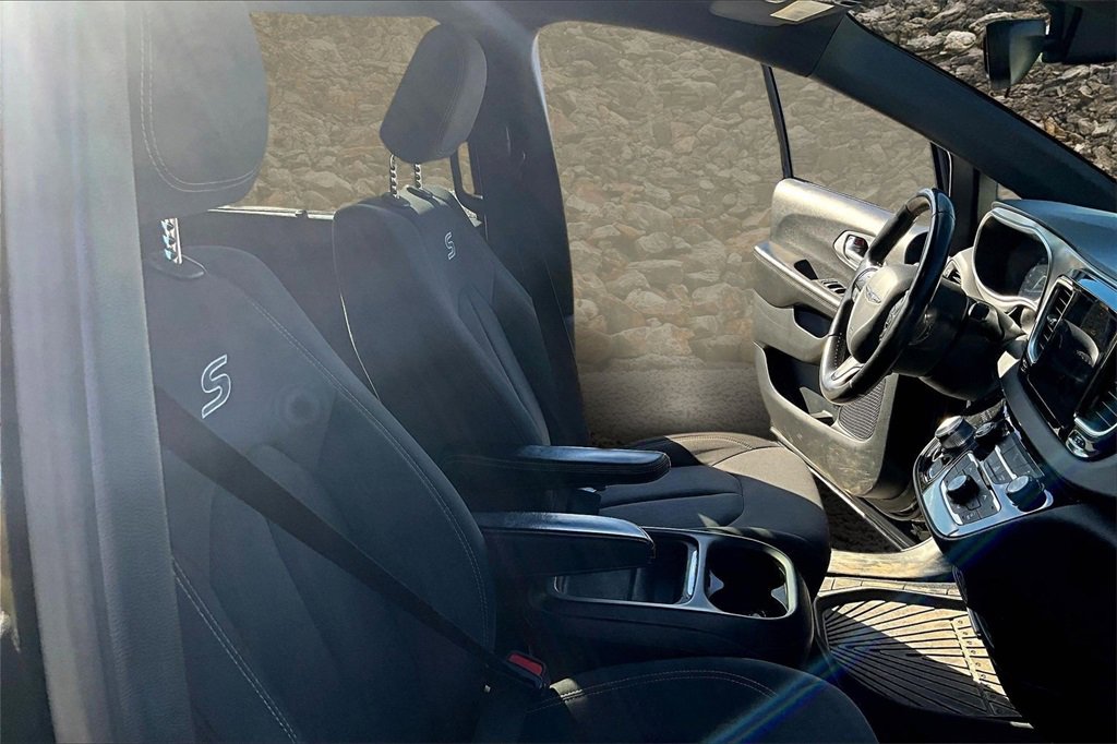 Used 2018 Chrysler Pacifica Touring Plus w/ S Appearance Package image 7