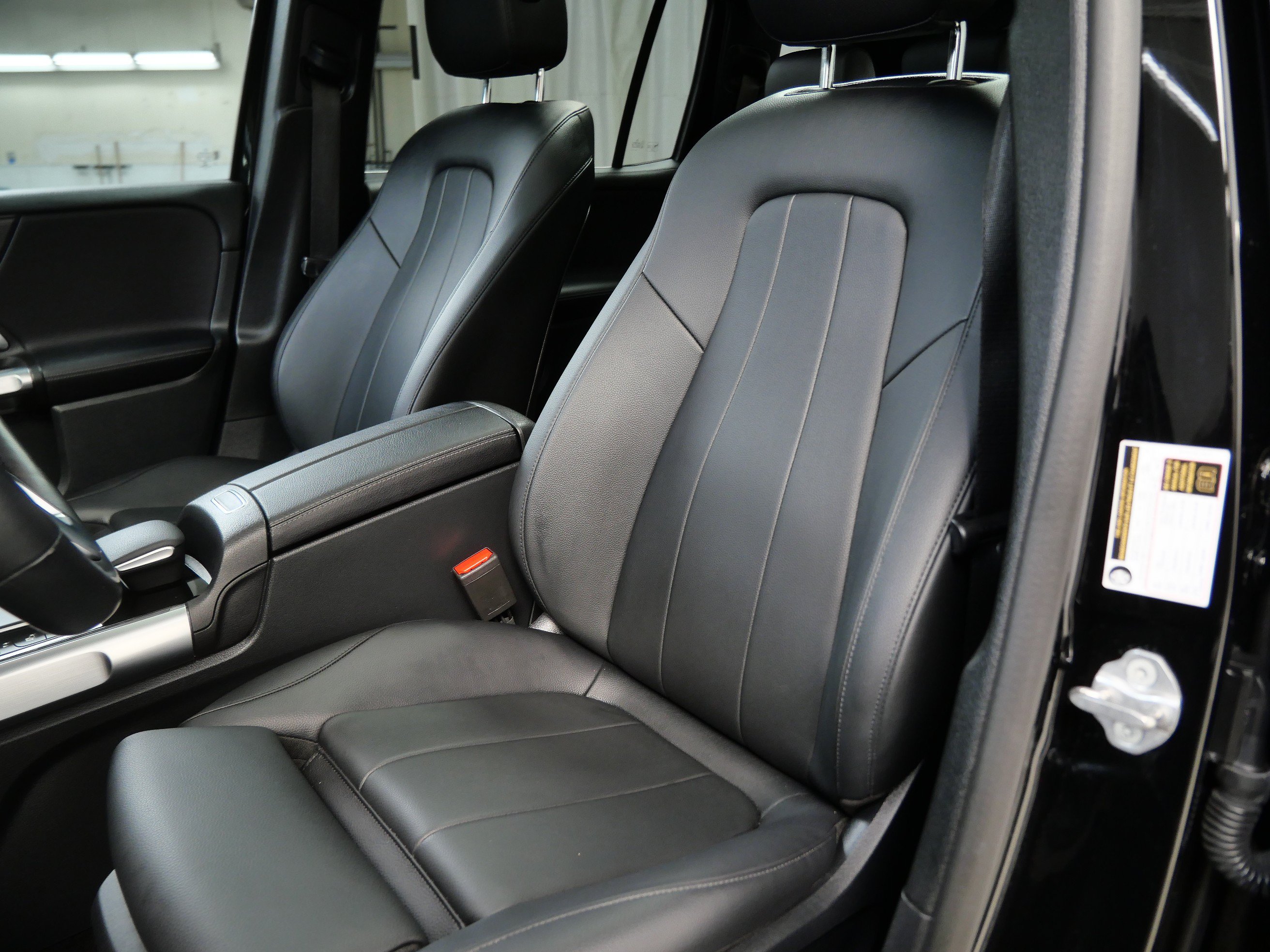 Used 2023 Mercedes-Benz GLB 250 4MATIC image 3