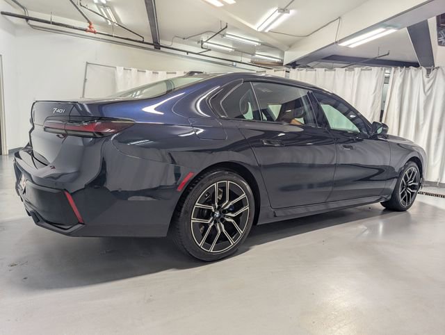 Used 2023 BMW 740i image 4