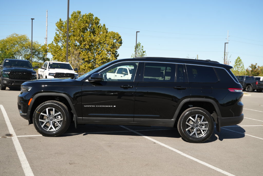 New 2027 Jeep Grand Cherokee L Laredo w/ MOPAR Finishing Package AWD/4WD image 4
