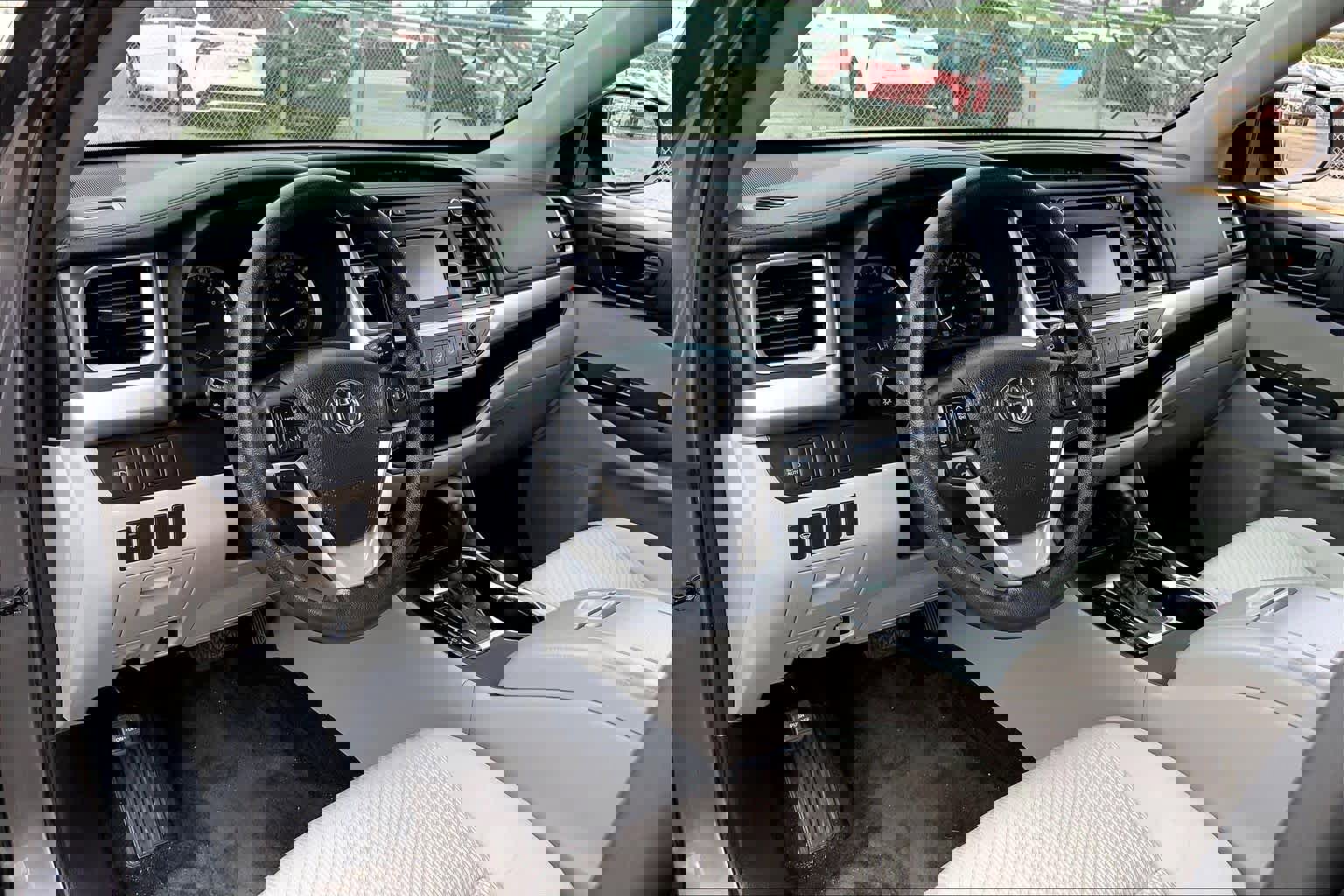 Used 2017 Toyota Highlander LE FWD image 17