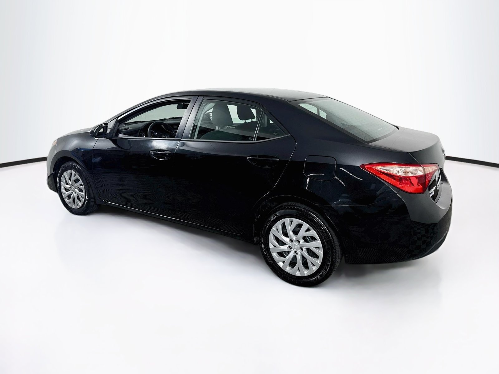 Used 2018 Toyota Corolla LE FWD image 5