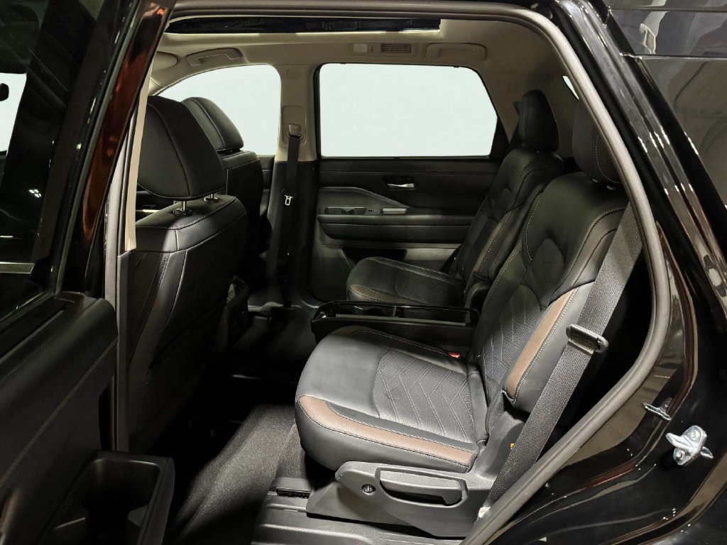 Used 2025 Nissan Pathfinder Platinum AWD/4WD image 24
