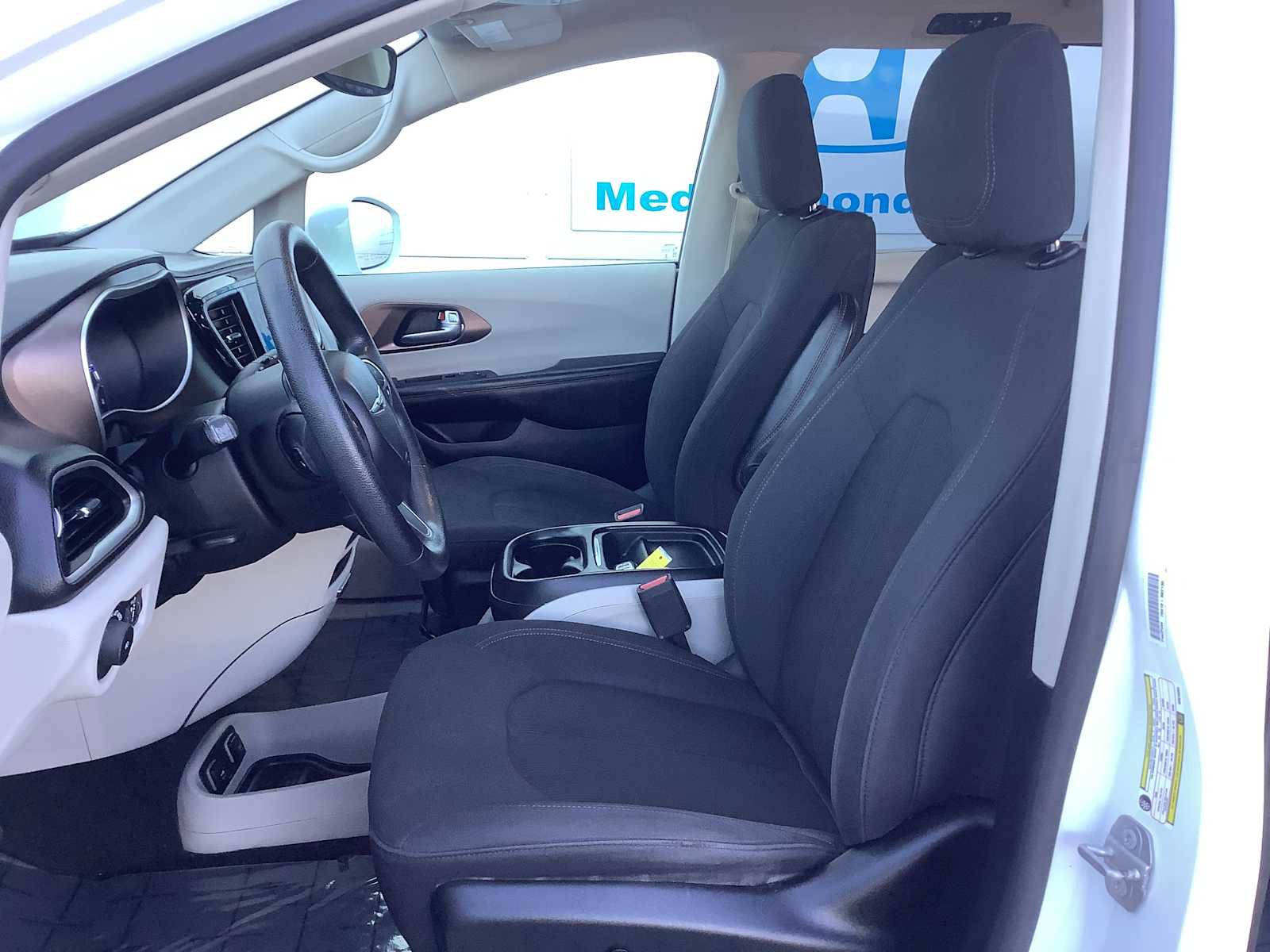Used 2019 Chrysler Pacifica Touring Plus w/ Tire & Wheel Group FWD image 11