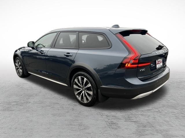 Used 2025 Volvo V90 B6 Cross Country Plus image 5